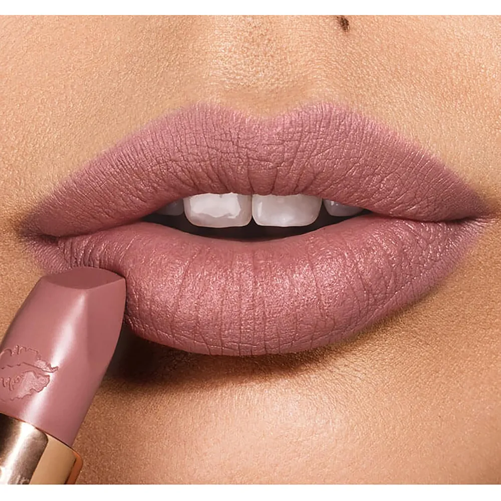 Charlotte Tilbury Revolution Lápiz labial mate | Very Victoria - nude topo