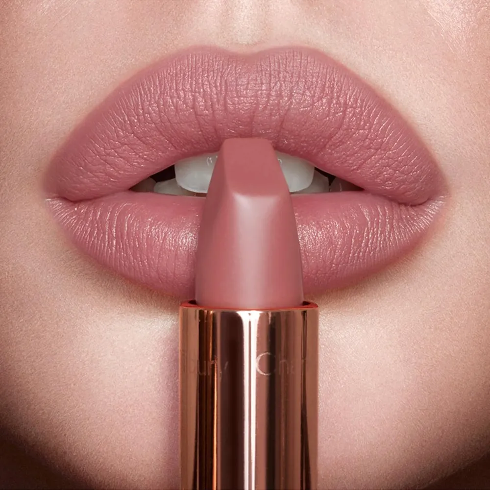 Charlotte Tilbury Revolution Lápiz labial mate | Charla de almohada - rosa nude