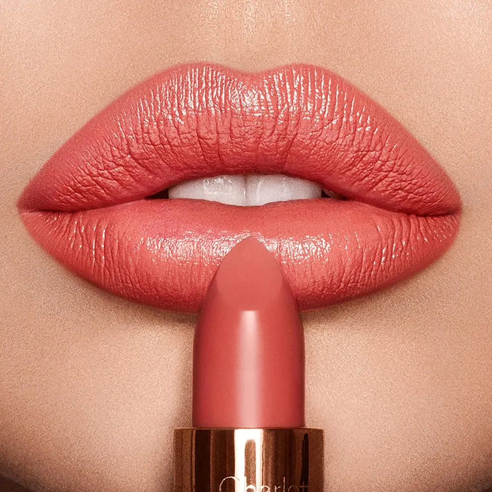 Charlotte Tilbury K.i.s.s.i.n.g Lápiz labial | Coral Kiss - coral cálido