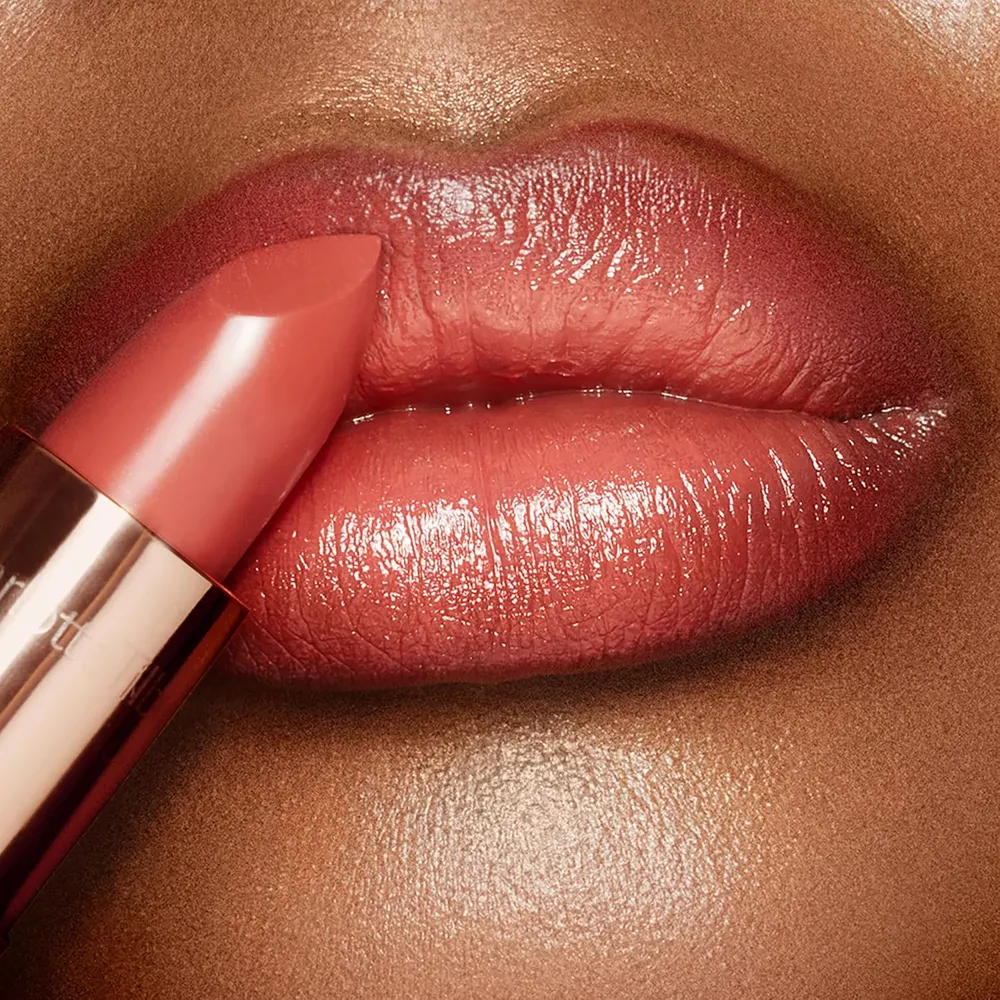 Charlotte Tilbury K.i.s.s.i.n.g Lápiz labial | Coral Kiss - coral cálido