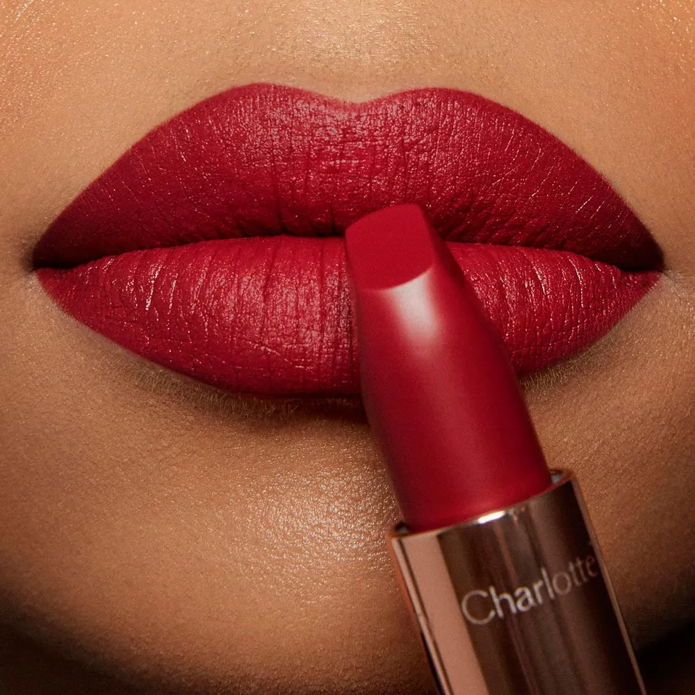 Charlotte Tilbury Revolution Lápiz labial mate | Alfombra roja roja - rojo rubí