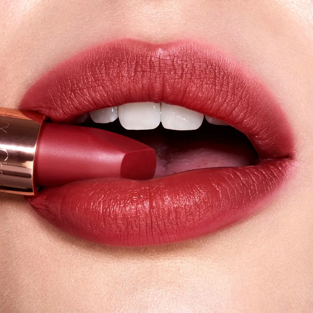 Charlotte Tilbury Revolution Lápiz labial mate | Paseo sin vergüenza - rosa baya