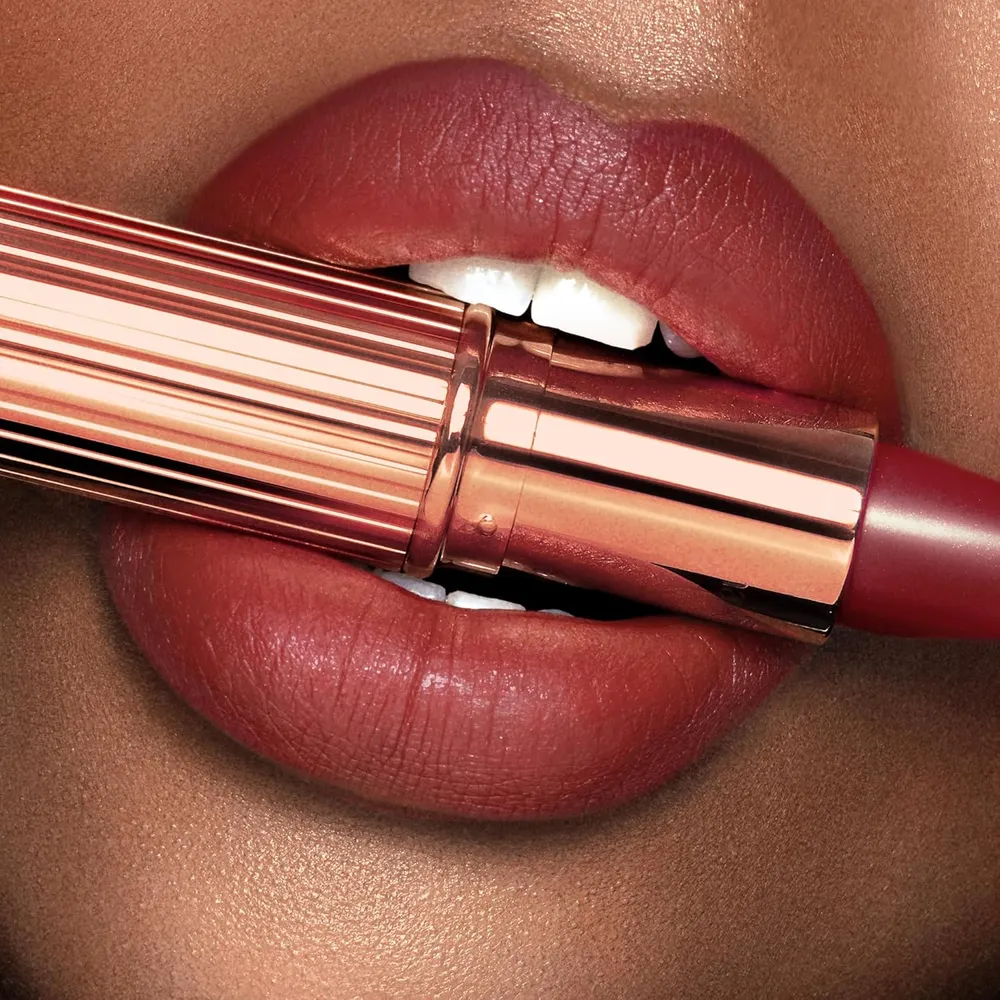 Charlotte Tilbury Revolution Lápiz labial mate | M.I.Kiss - rojo baya