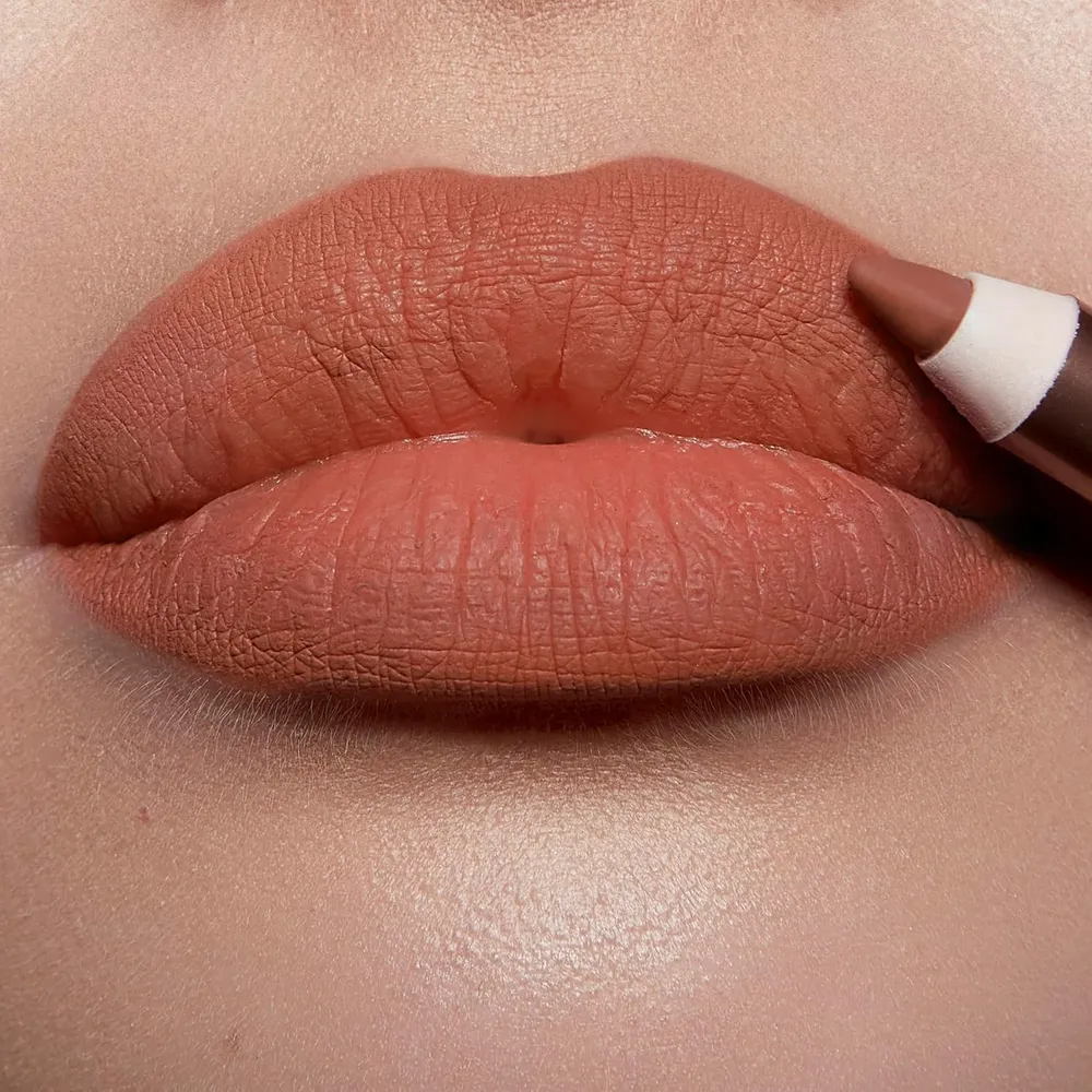 b0fgf2tv2g_3_webp.webp Charlotte Tilbury Lip Cheat Lápiz delineador de labios | Chisme candente - rosa leonado