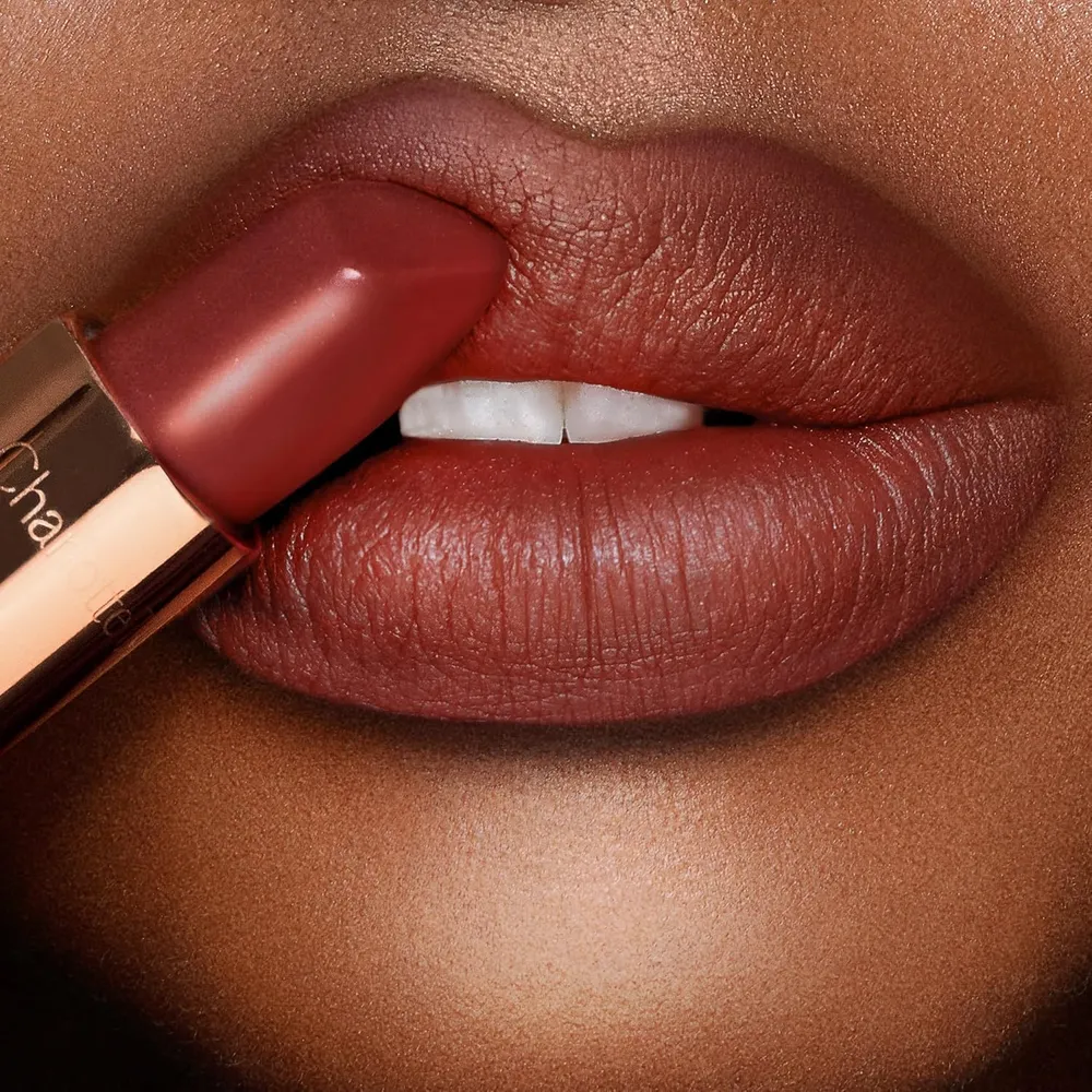 Charlotte Tilbury Revolution Lápiz labial mate | Tan 90's - marrón mate