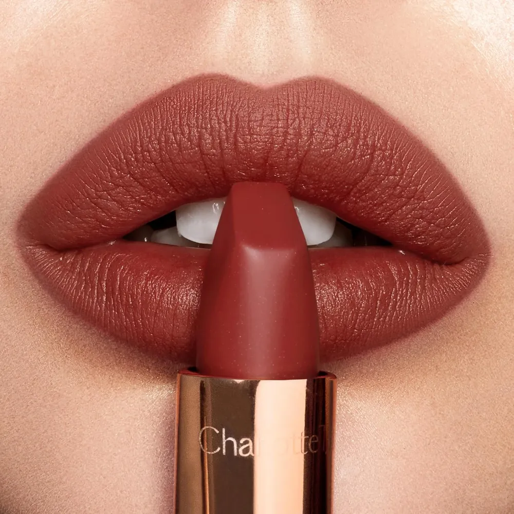 Charlotte Tilbury Revolution Lápiz labial mate | Tan 90's - marrón mate