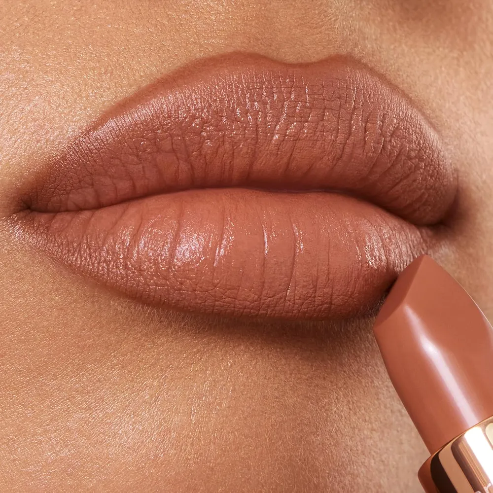 Charlotte Tilbury Revolution Lápiz labial mate | Desfile de moda - nude melocotón mate