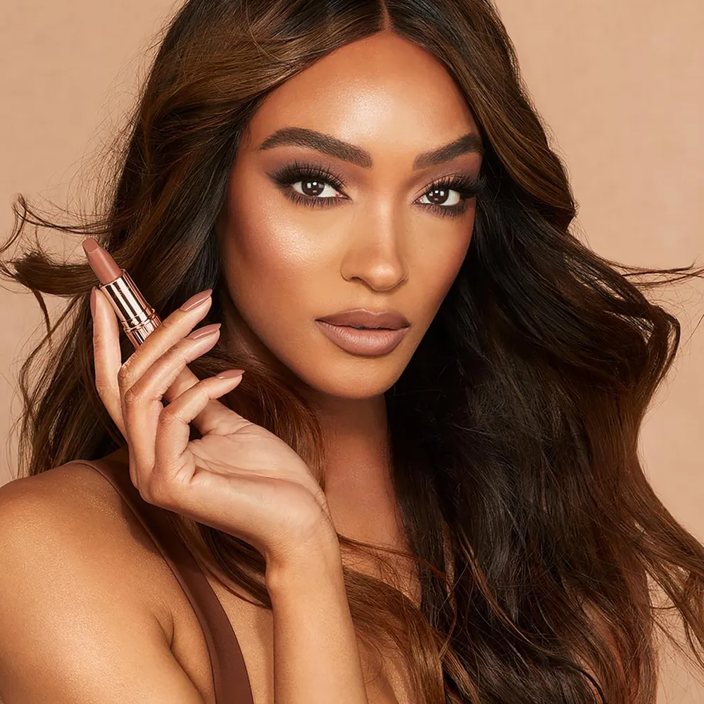 Charlotte Tilbury Revolution Lápiz labial mate | Desfile de moda - nude melocotón mate