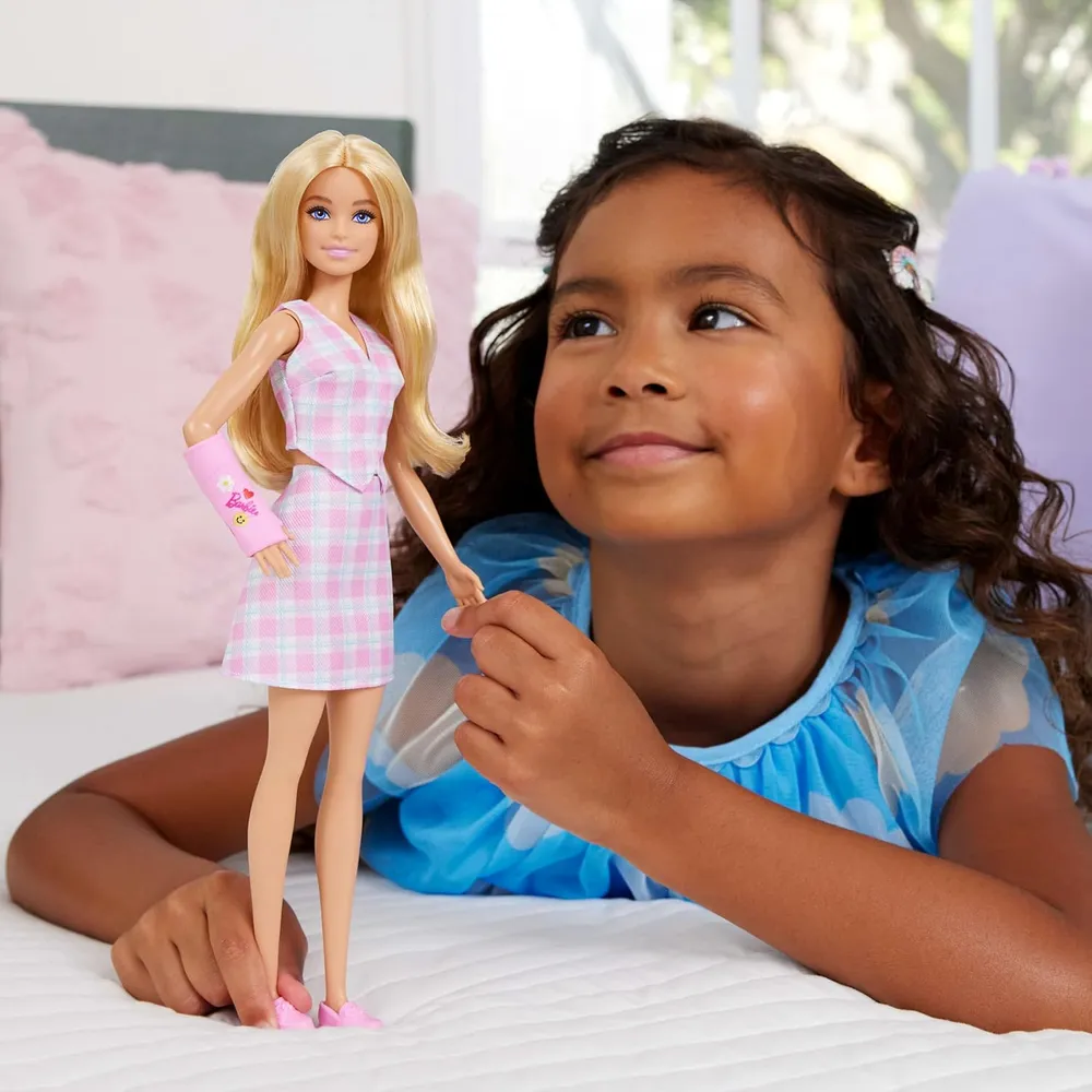 BARBIE FASHIONISTAS MUÑECA RUBIA CON YESO ROSA