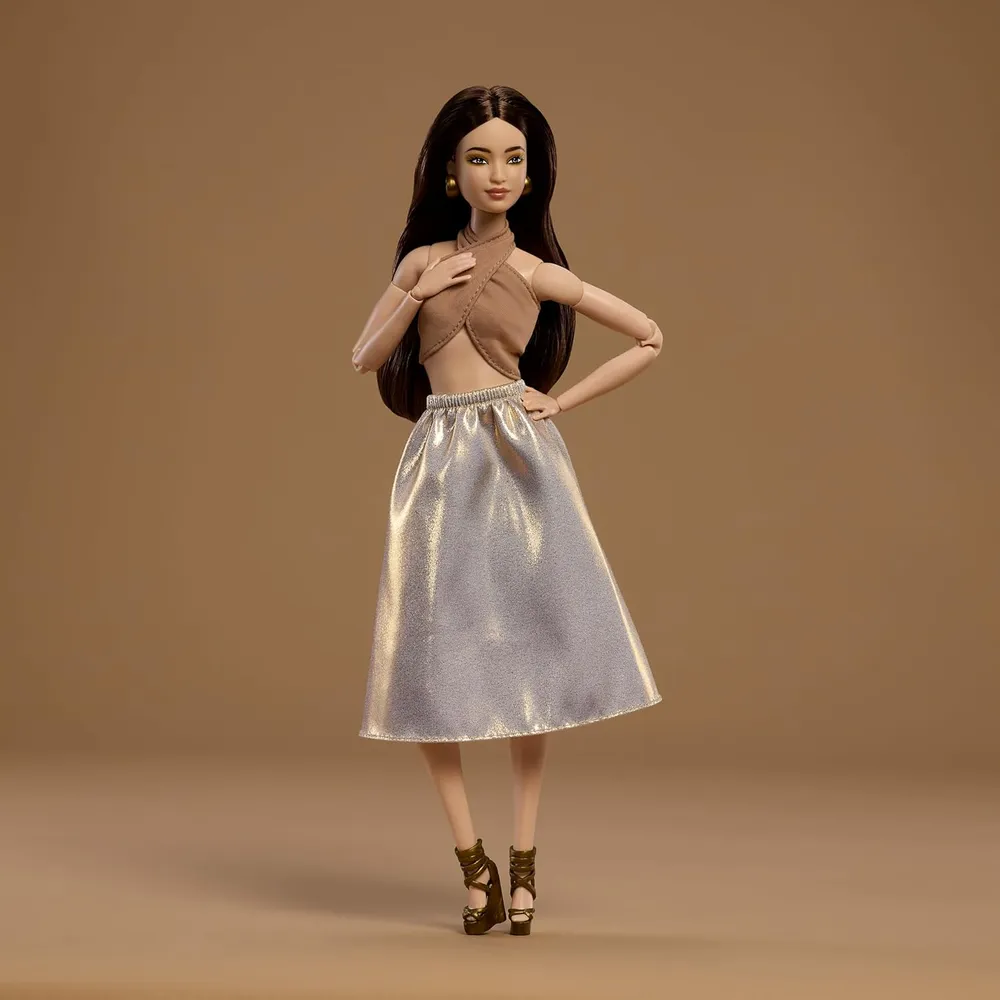 b0fhkk3zhz_1_webp.webp BARBIE BASICS MODELO MUÑECA CABELLO CASTAÑO OUTFIT DORADO