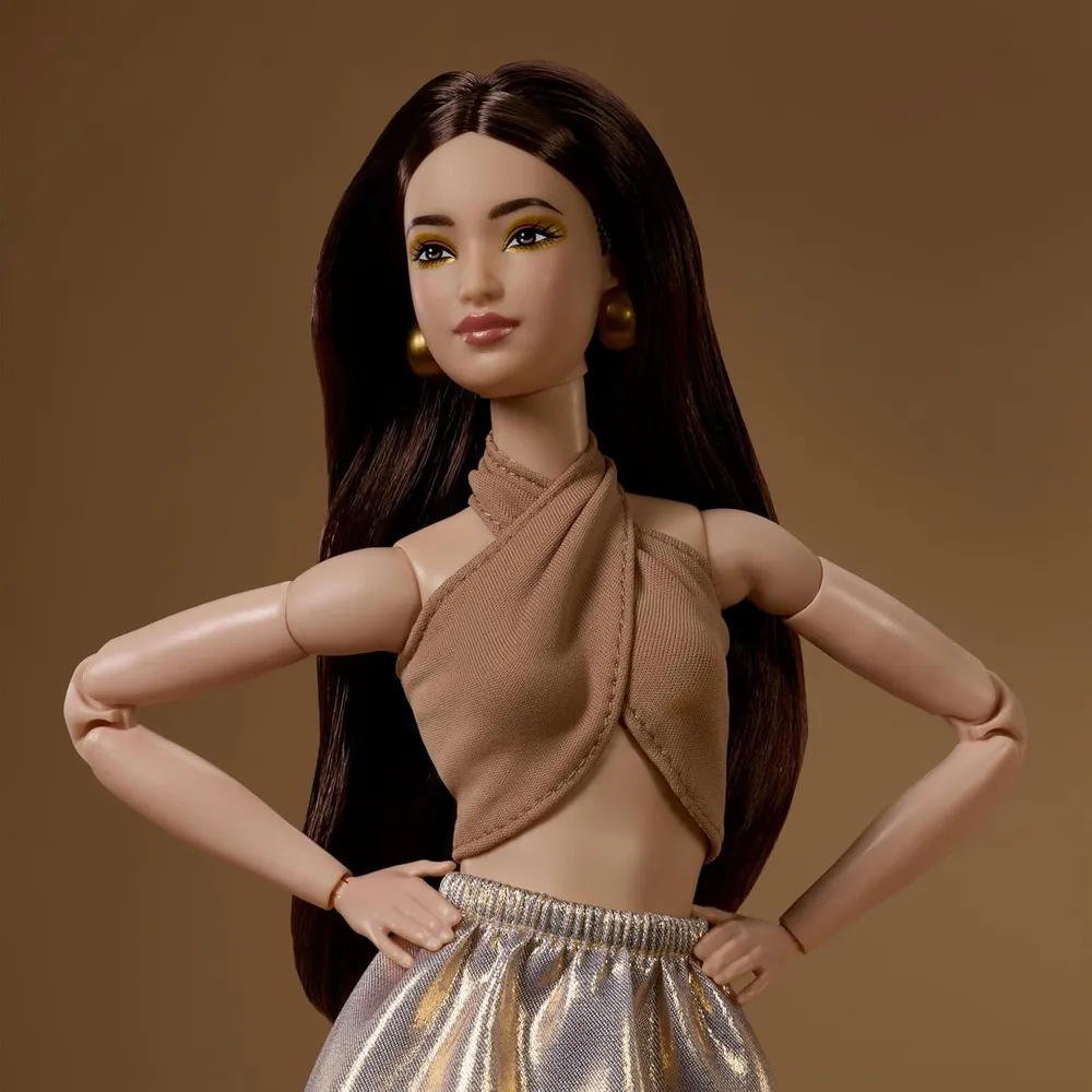 b0fhkk3zhz_2_webp.webp BARBIE BASICS MODELO MUÑECA CABELLO CASTAÑO OUTFIT DORADO