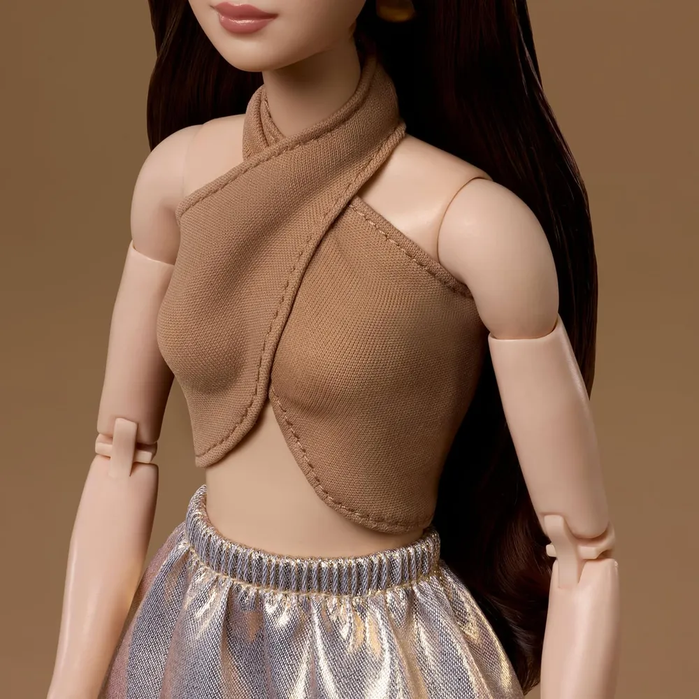 b0fhkk3zhz_3_webp.webp BARBIE BASICS MODELO MUÑECA CABELLO CASTAÑO OUTFIT DORADO