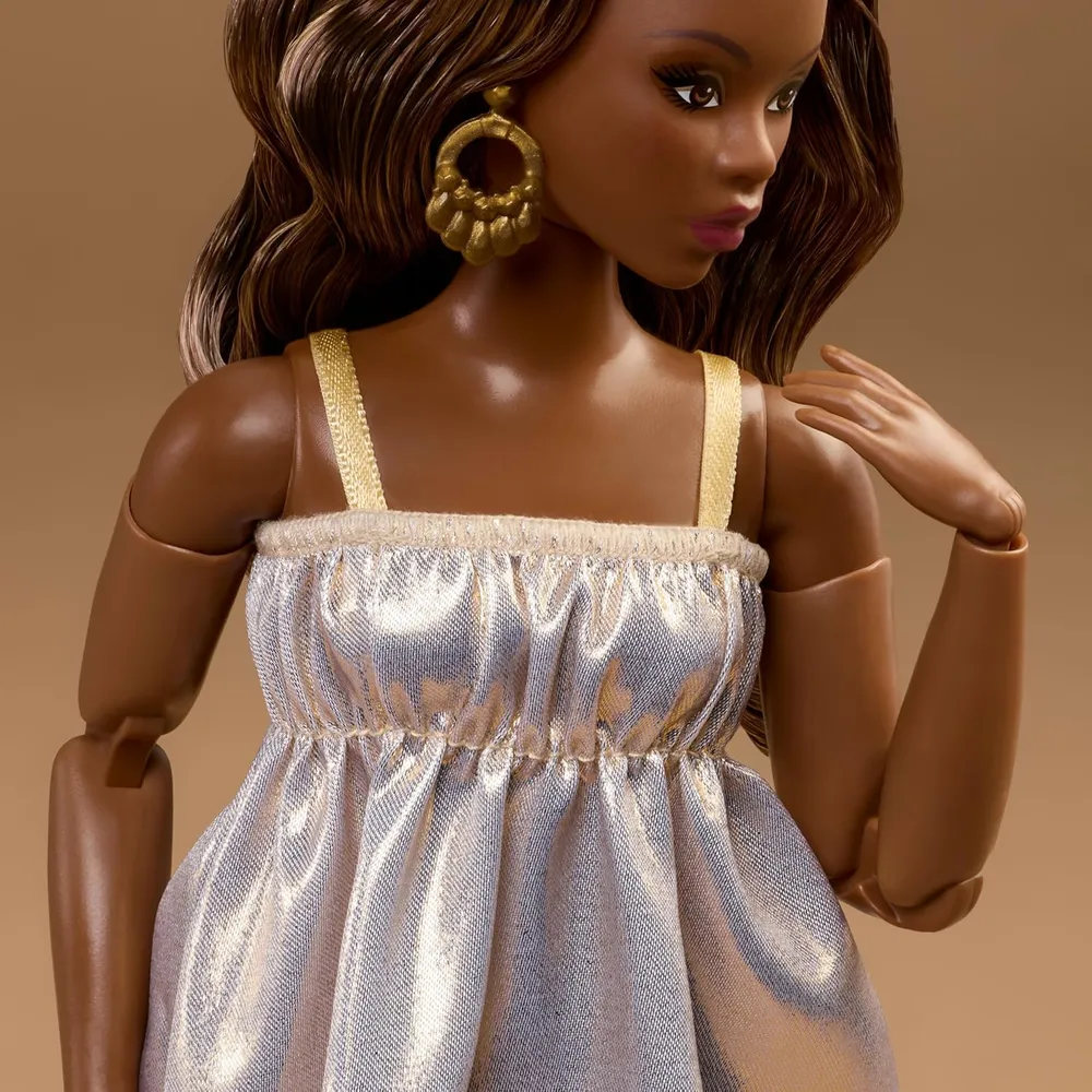 BARBIE BASICS MODELO MUÑECA CABELLO CASTAÑO VESTIDO DORADO