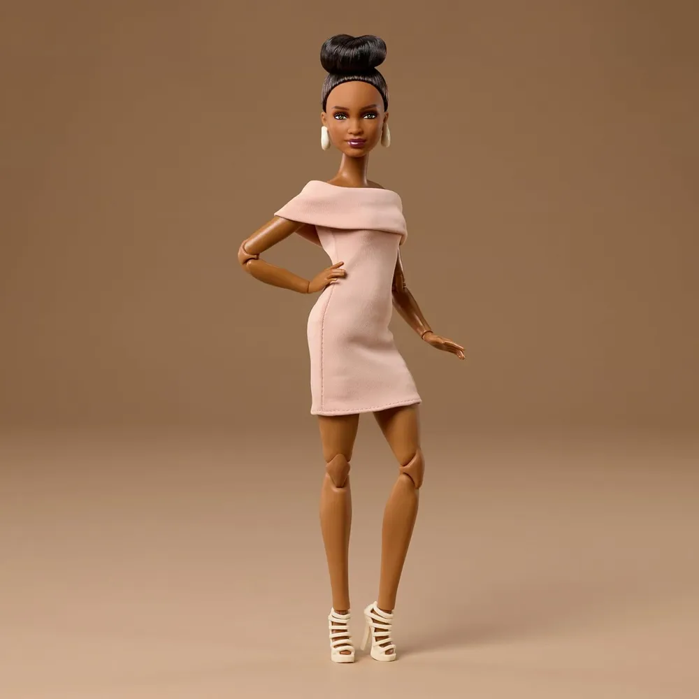 b0fhkk8wkz_1_webp.webp BARBIE BASICS MODELO MUÑECA CABELLO CASTAÑO VESTIDO CANELA