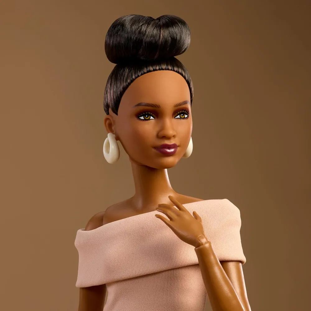 b0fhkk8wkz_2_webp.webp BARBIE BASICS MODELO MUÑECA CABELLO CASTAÑO VESTIDO CANELA