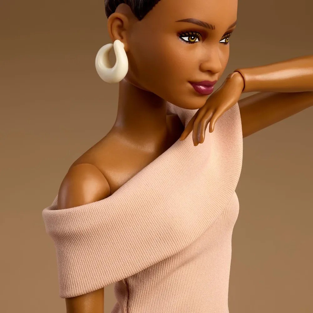 b0fhkk8wkz_3_webp.webp BARBIE BASICS MODELO MUÑECA CABELLO CASTAÑO VESTIDO CANELA