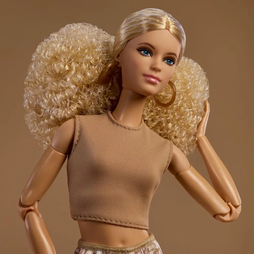 BARBIE BASICS MODELO MUÑECA RUBIA OUTFIT DORADO