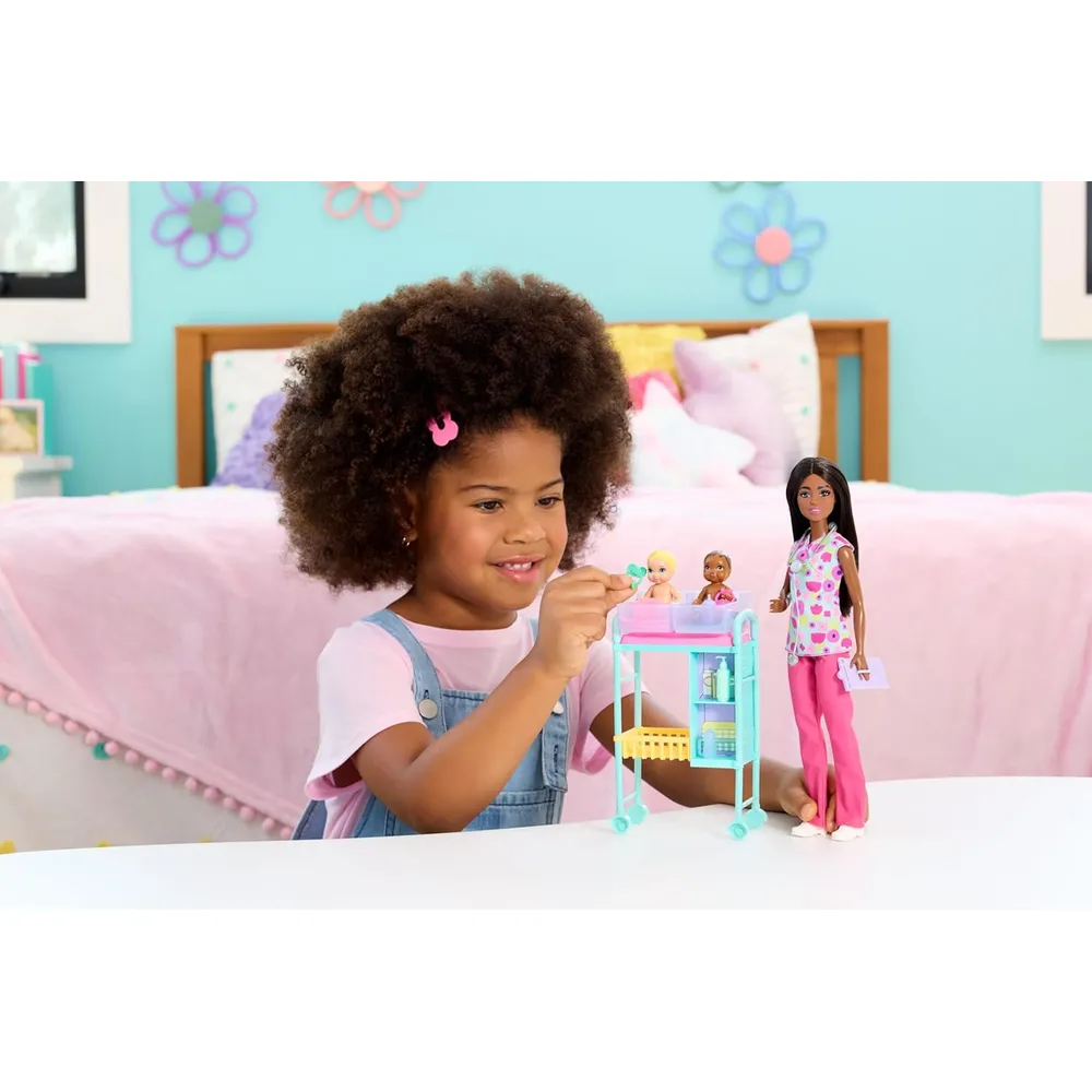 BARBIE DOCTORA SET MUÑECA MORENA CON BEBÉS Y ACCESORIOS