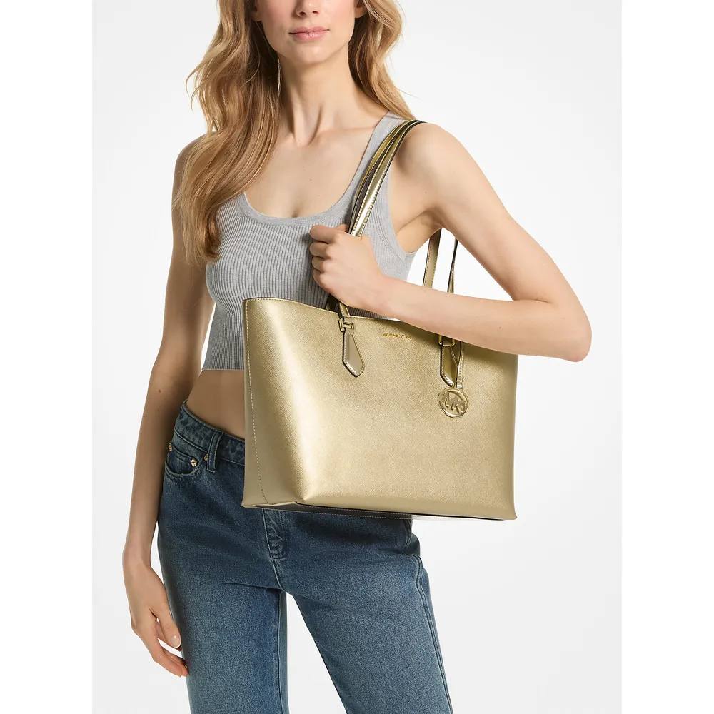 mk623763162_2_webp.webp Michael Kors Bolso tote grande metálico Sheila | Oro pálido