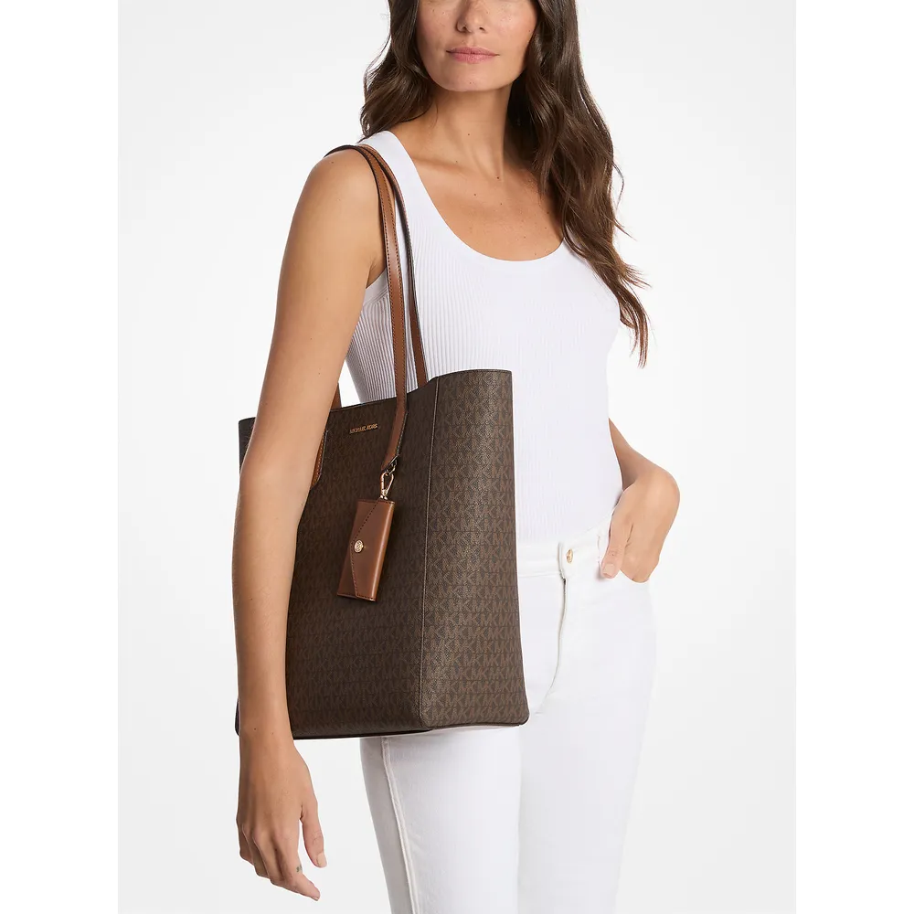 mk785308050_2_webp.webp Michael Kors Bolso tote grande Vincent de la firma y tarjetero | Marrón