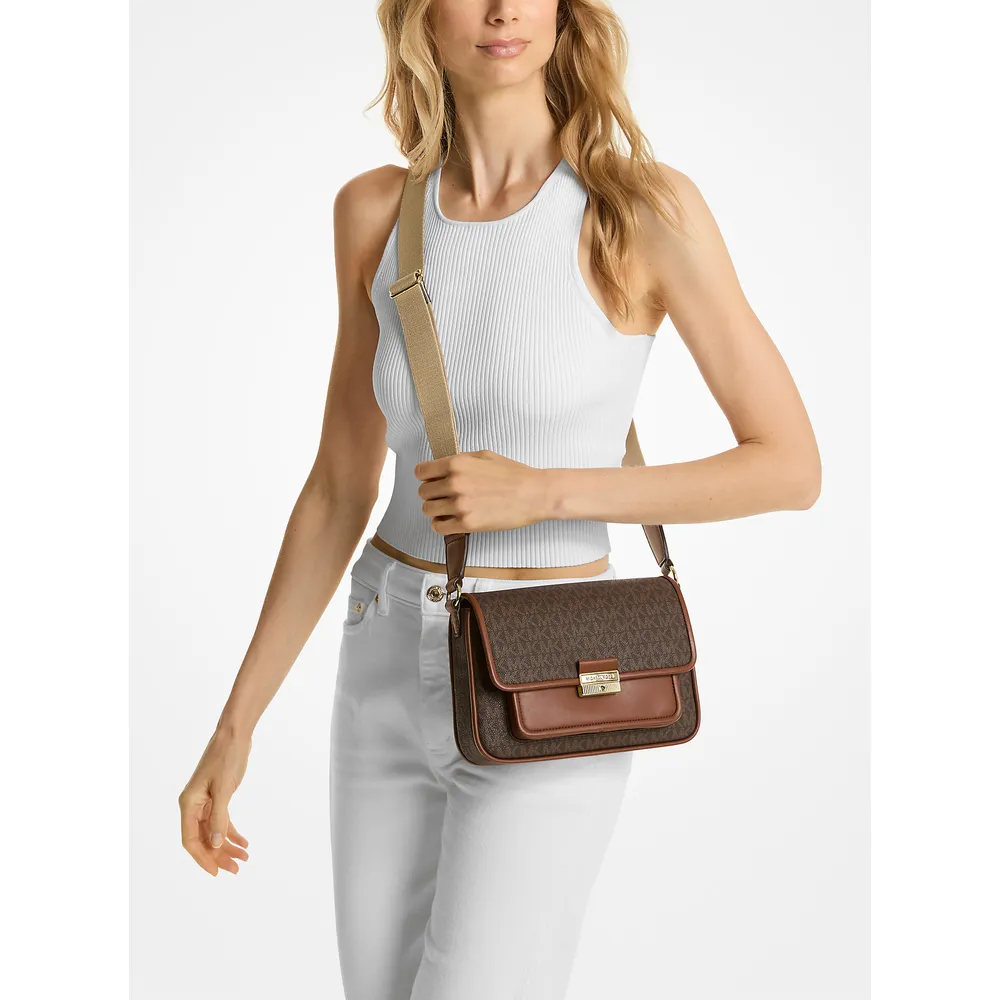 mk785328019_3_webp.webp Michael Kors Bolso bandolera de Bradshaw Signature | Marrón