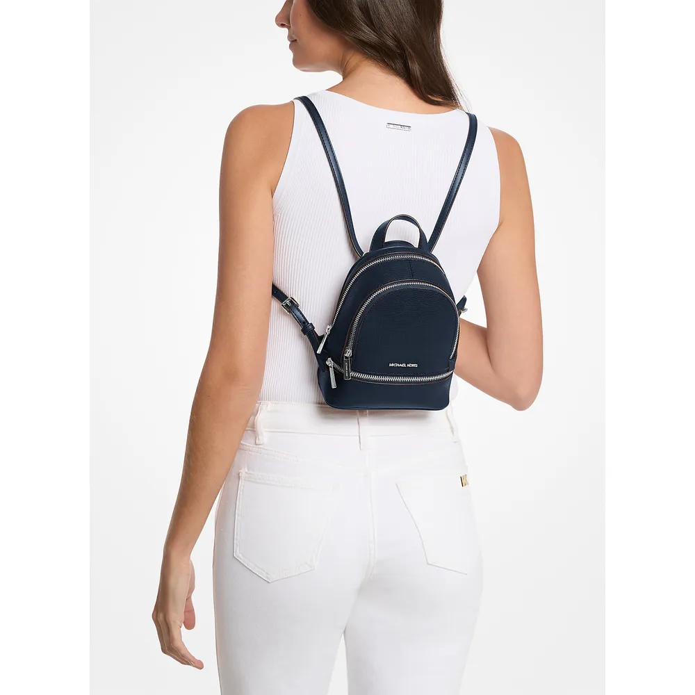 mk785371139_2_webp.webp Michael Kors Mochila Rhea de piel granulada | Navy