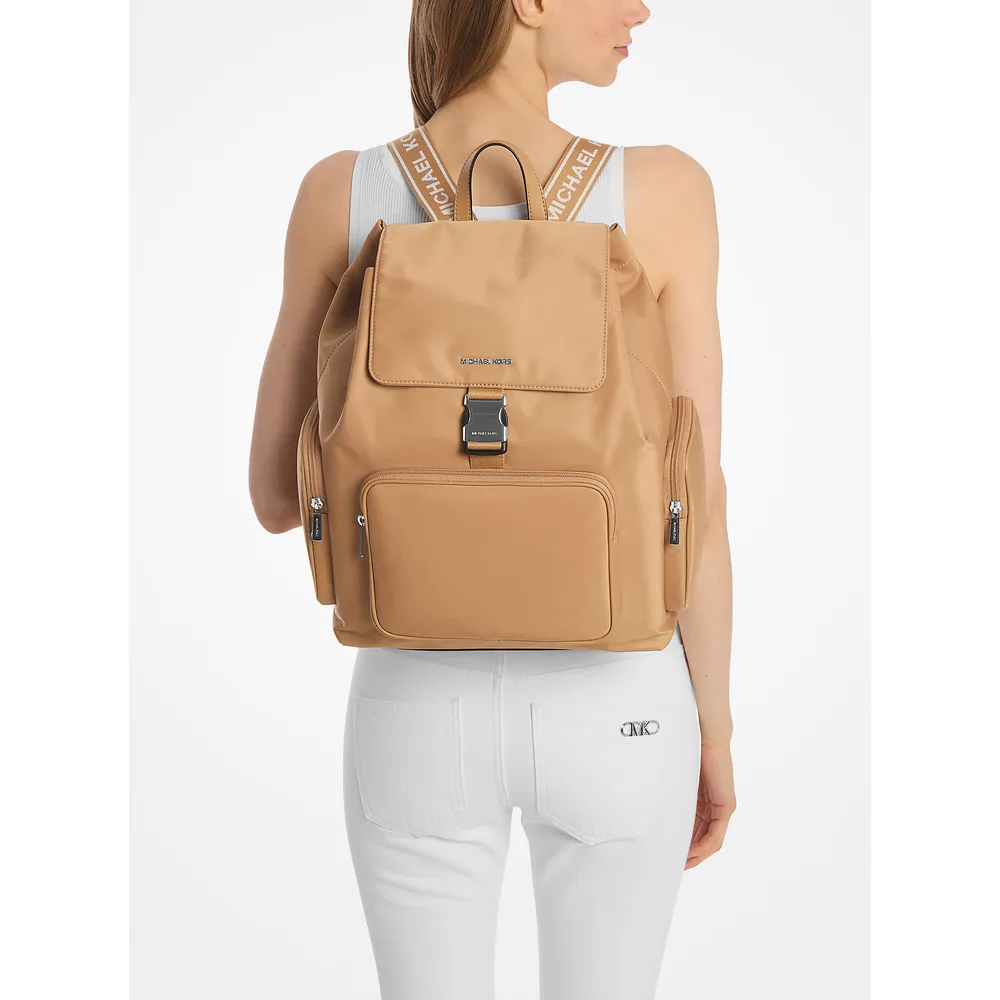 Michael Kors Mochila de nailon Khai | Maní