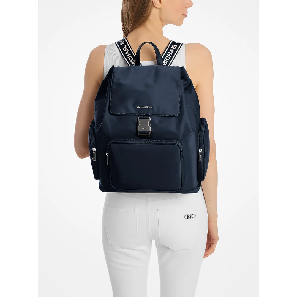 mk785371416_2_webp.webp Michael Kors Mochila de nailon Khai | Navy