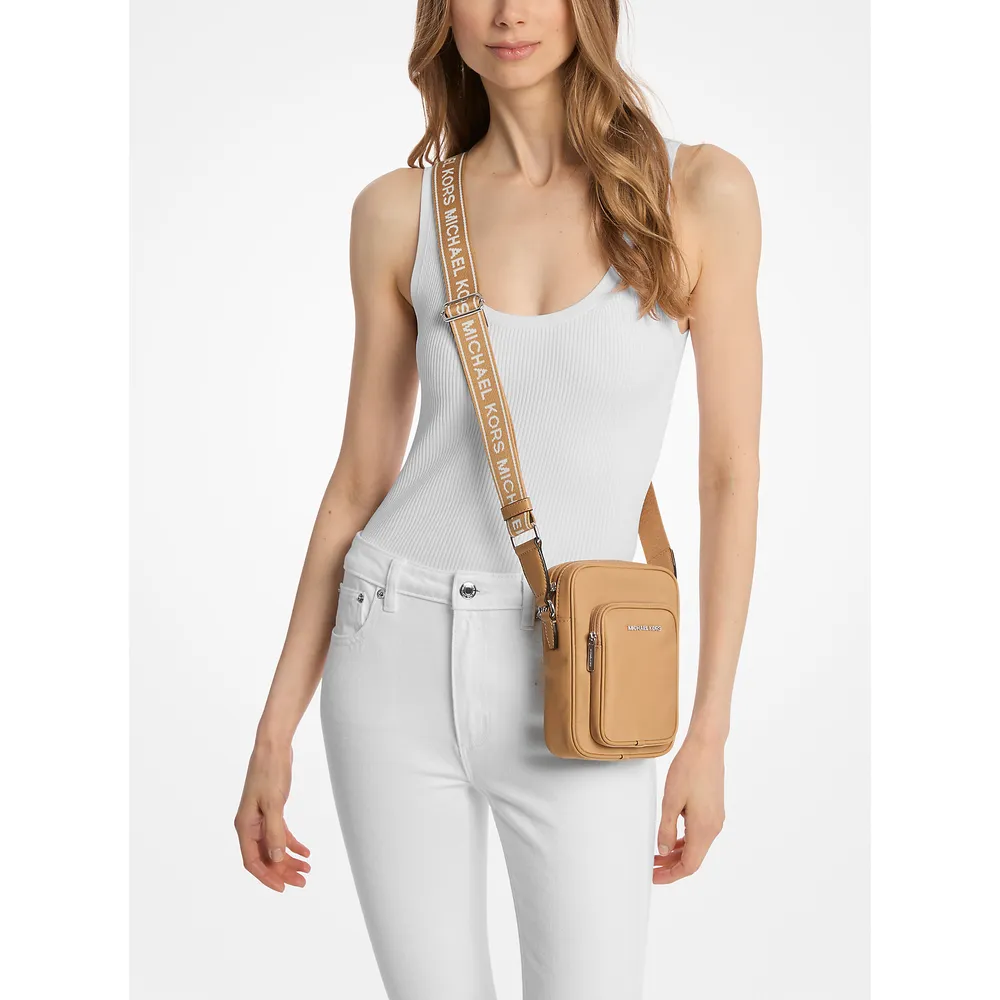 Michael Kors Bolso bandolera de nailon Khai | Maní