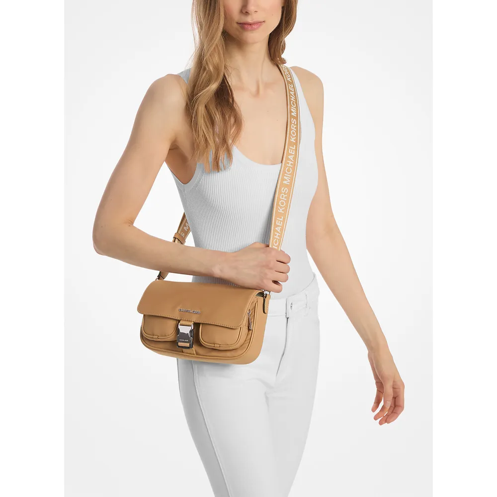 mk785371434_2_webp.webp Michael Kors Bolso de nailon Khai | Maní