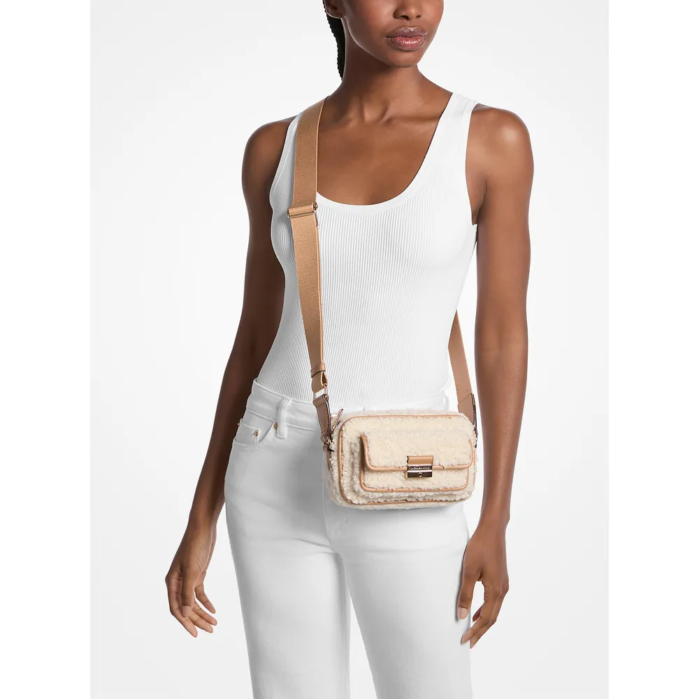 Michael Kors Bolso bandolera de piel sintética Bradshaw | Maní