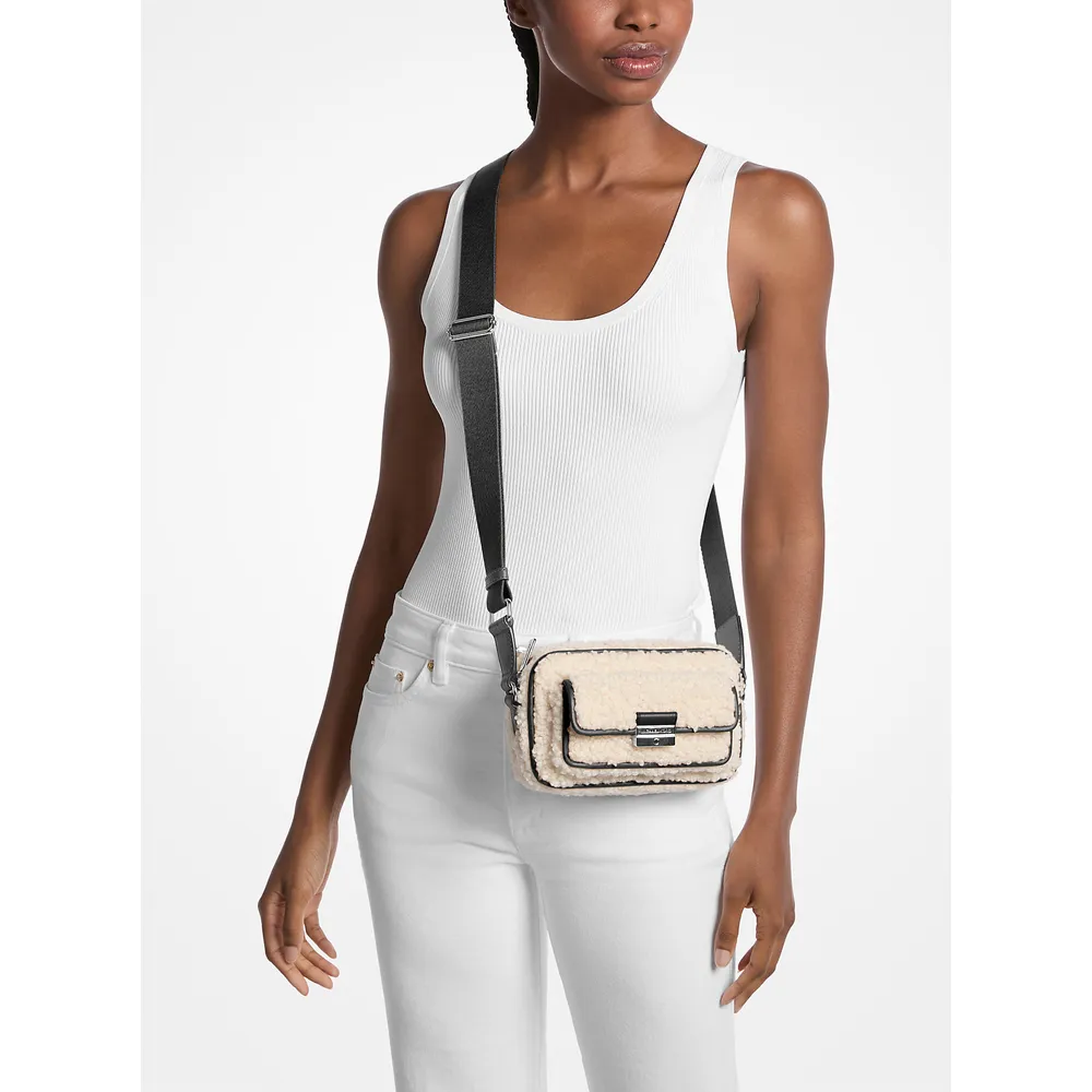 Michael Kors Bolso bandolera Bradshaw para cámara de piel sintética | Negro