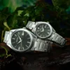 RELOJ SEIKO ESSENTIALS CUARZO PARA HOMBRE | VERDE