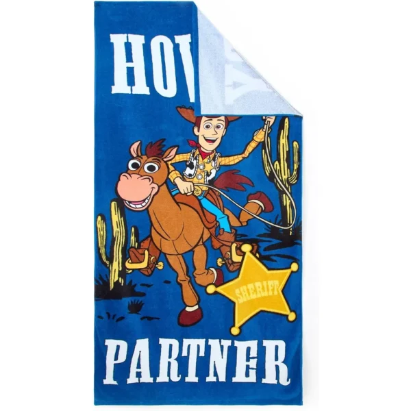 b0g3zky73p_1_webp.webp TOALLA DE PLAYA WOODY Y BULLSEYE TOY STORY DISNEY STORE