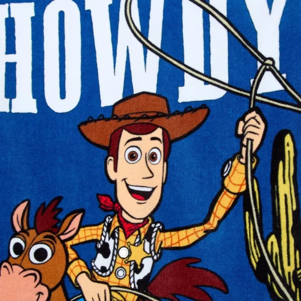 b0g3zky73p_2_webp.webp TOALLA DE PLAYA WOODY Y BULLSEYE TOY STORY DISNEY STORE