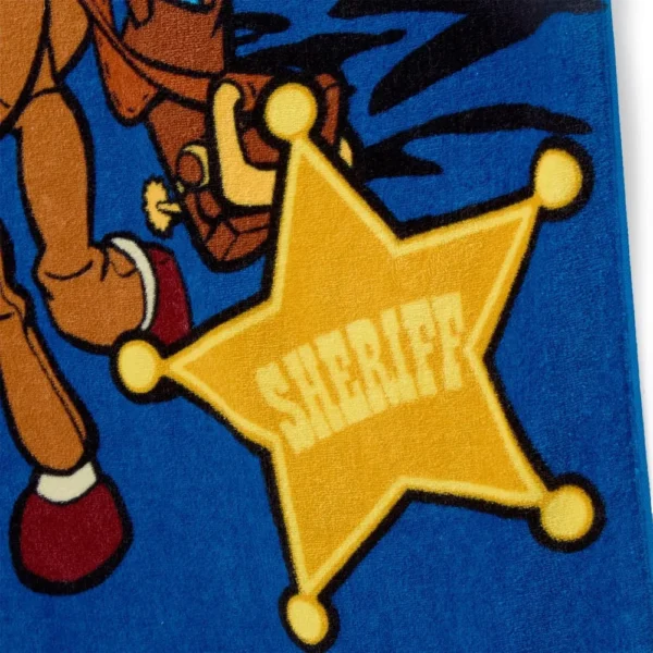 b0g3zky73p_3_webp.webp TOALLA DE PLAYA WOODY Y BULLSEYE TOY STORY DISNEY STORE