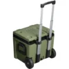 b0f45dwjyh_3_webp.webp NEVERA PORTÁTIL STANLEY ADVENTURE CON RUEDAS 50 QT VERDE PINO
