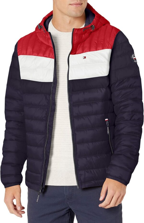 TOMMY HILFIGER CASACA ULTRA LOFT PARA HOMBRE | XL | Midnight/Ice/Red Flag Colorblock