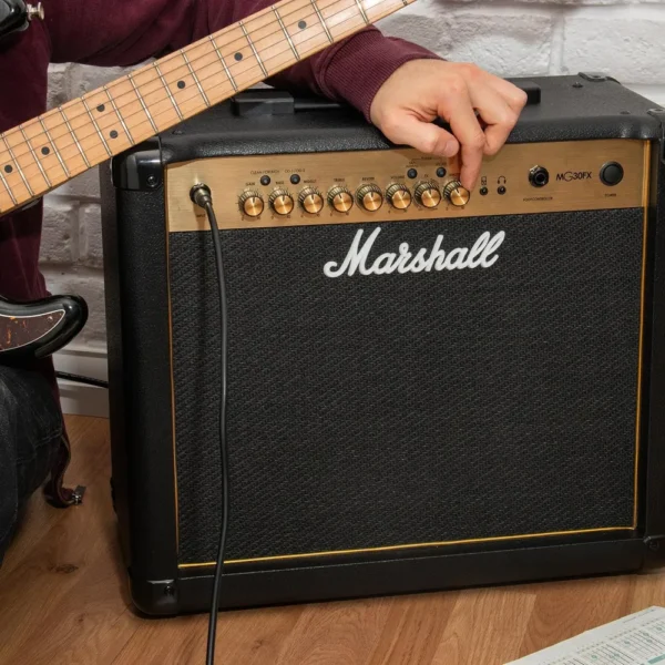 AMPLIFICADOR COMBO PARA GUITARRA ELÉCTRICA MG30GFX MARSHALL | NEGRO