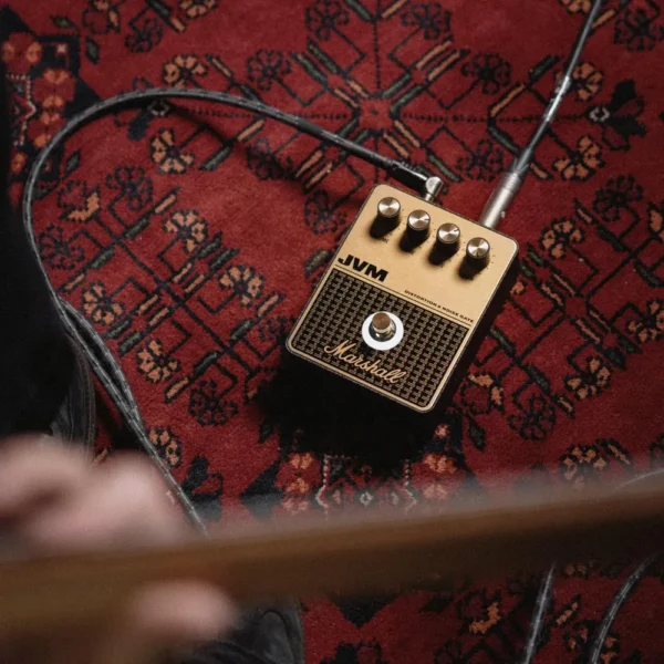 PEDAL DE EFECTO OVERDRIVE DISTORSIÓN JVM MARSHALL | NEGRO Y DORADO